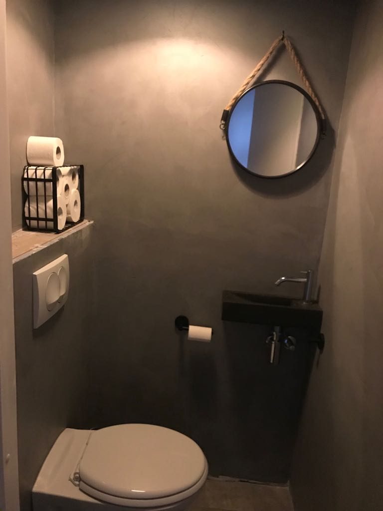 Afgewerkt betonlook toilet, KEEP zonder personen.
